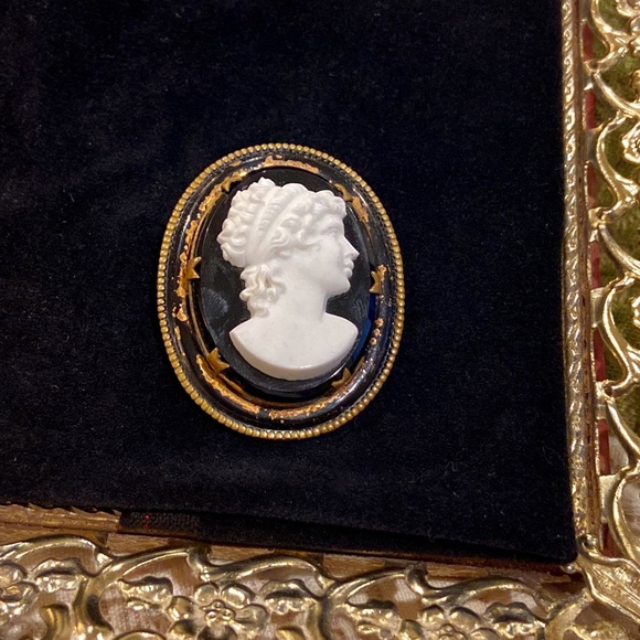 N19-1940's Victorian Revival Black & White Glass & Brass Cameo Brooch - Picture 4 of 7